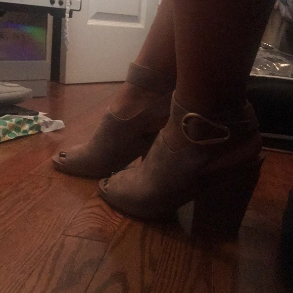 CALVIN KLEIN STRAP HEELS - Picture 8 of 8